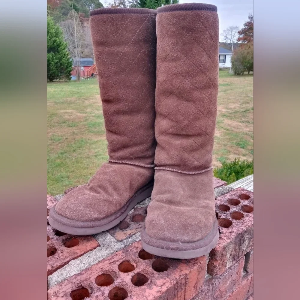 UGGS - Picture 1 of 3